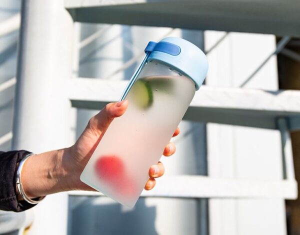 Glass Water Bottle With Rubber Grip - Imagen 2