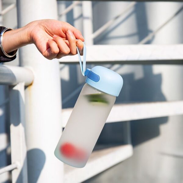 Glass Water Bottle With Rubber Grip - Imagen 3