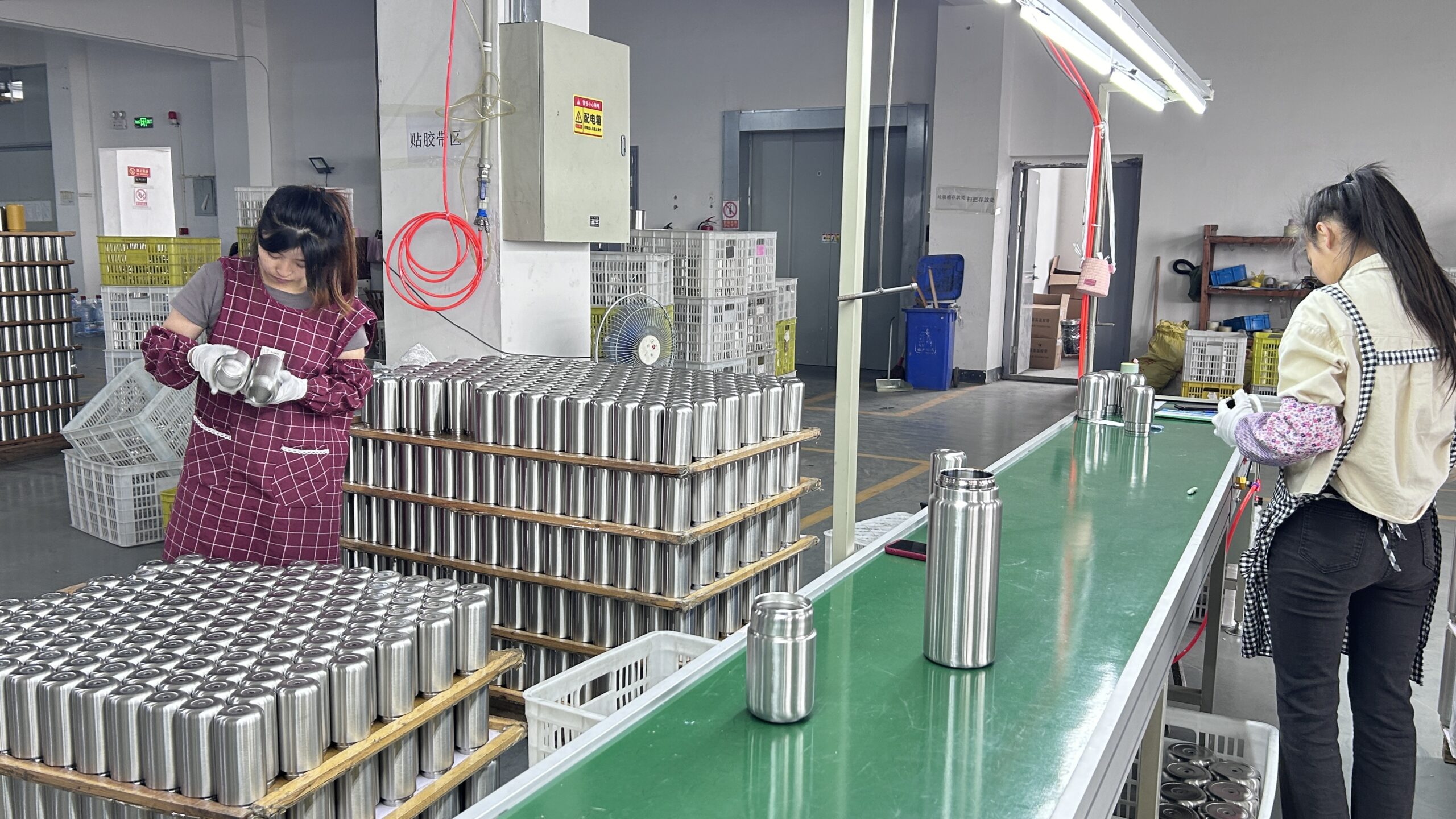 Final shipment checks before applying water bottle shipping terms